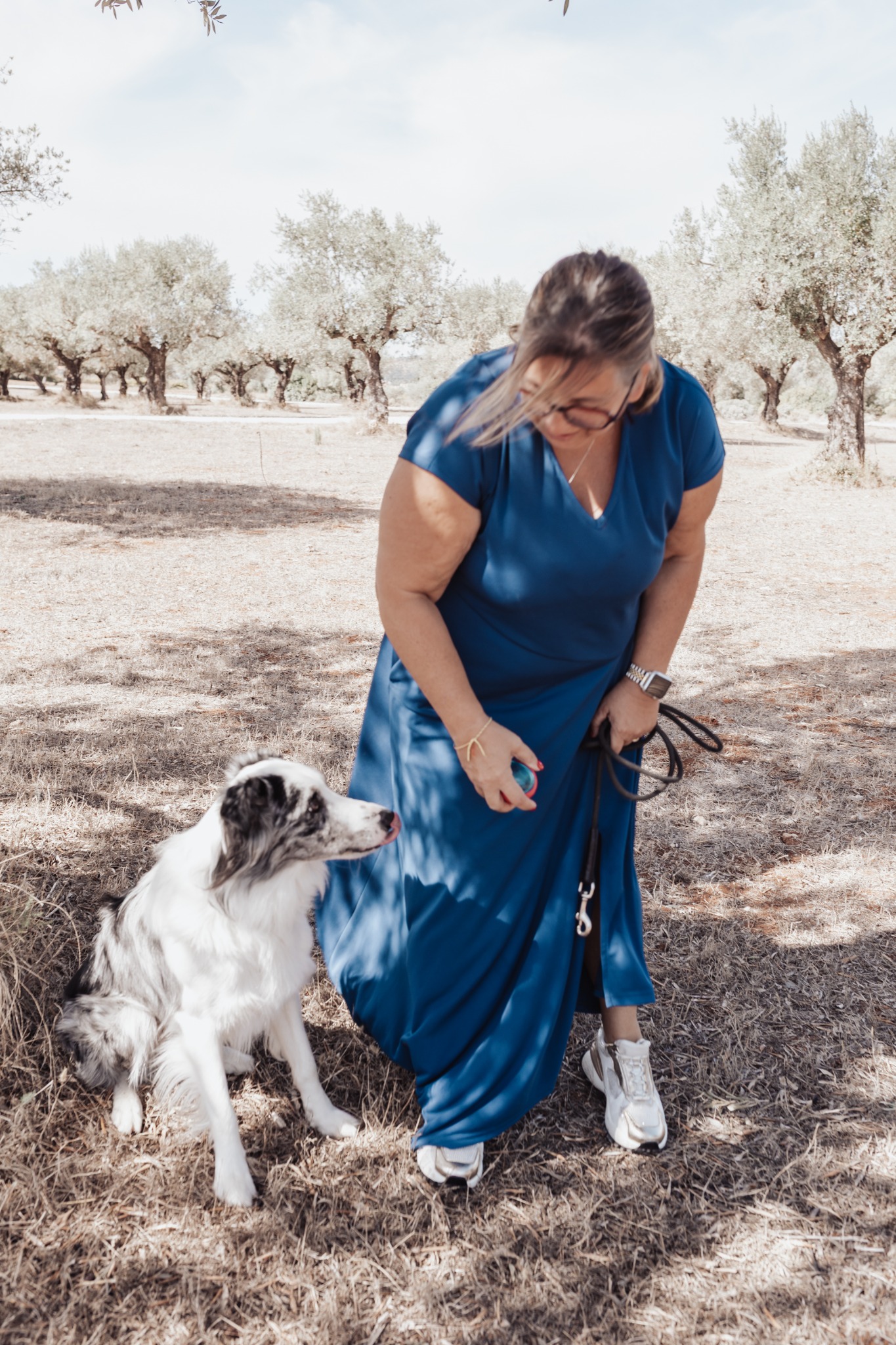 Terapeuta com o cão Rossi num olival